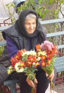 Abuela vendiendo flores