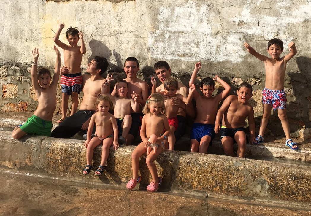 Mecerreyes, julio 2016, niños bañándose en el pilón